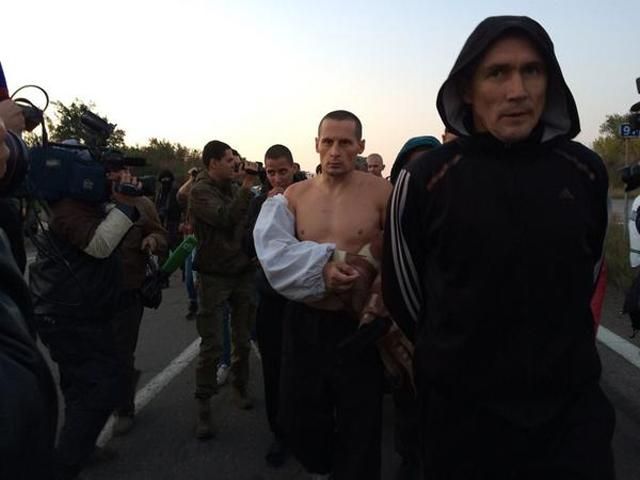 Украина и террористы обменялись пленными по схеме "30 на 30" (Фото) Украина и террористы обменялись пленными по схеме "30 на 30" (Фото)