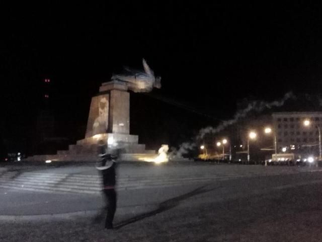 В Харькове сбросили главного Ленина (Фото) В Харькове сбросили главного Ленина (Фото)