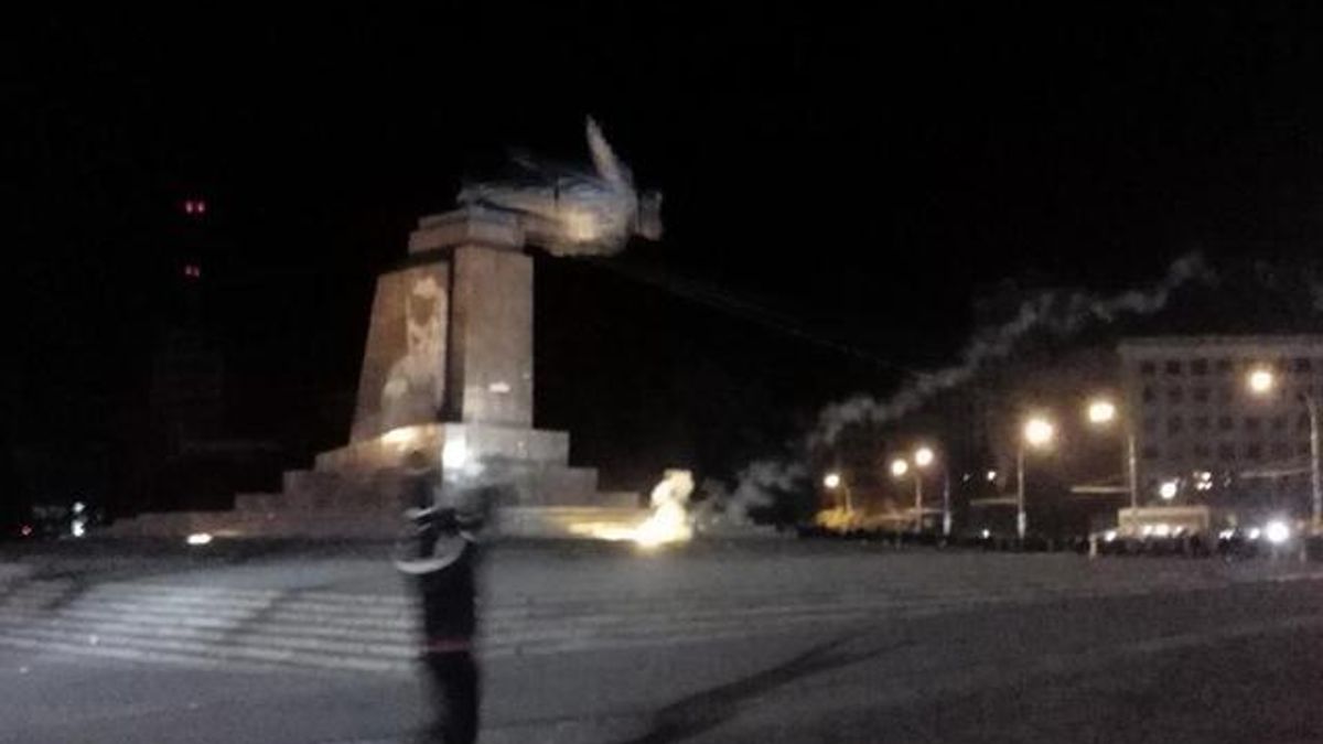 В Харькове сбросили главного Ленина (Фото)