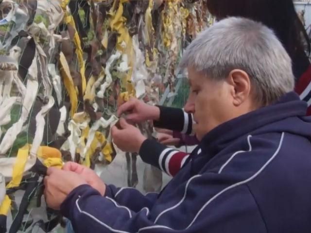 Волонтери в Дніпропетровську виготовляють маскувальну сітку для армії
