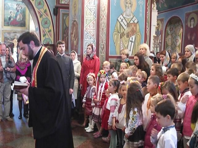 Учні недільної школи при Михайлівському монастирі помолилися за бійців АТО Учні недільної школи при Михайлівському монастирі помолилися за бійців АТО