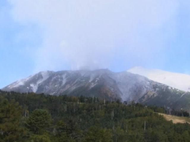 В Японії рятувальники шукають альпіністів, заблокованих на вершині вулкану В Японії рятувальники шукають альпіністів, заблокованих на вершині вулкану