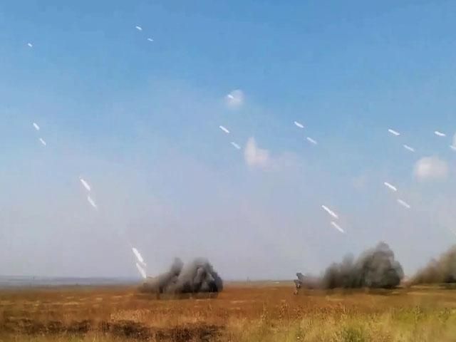 Терористи ведуть вогонь з житлових кварталів Шахтарська (Відео) Терористи ведуть вогонь з житлових кварталів Шахтарська (Відео)