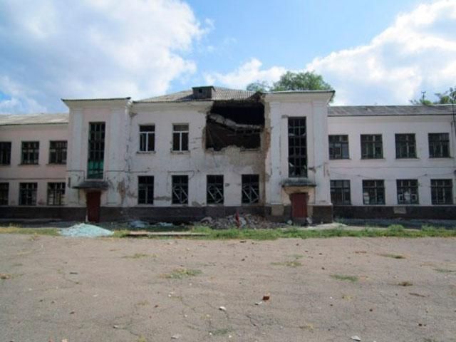 Луганские дети с 1 октября будут учиться в уцелевших школах Луганские дети с 1 октября будут учиться в уцелевших школах