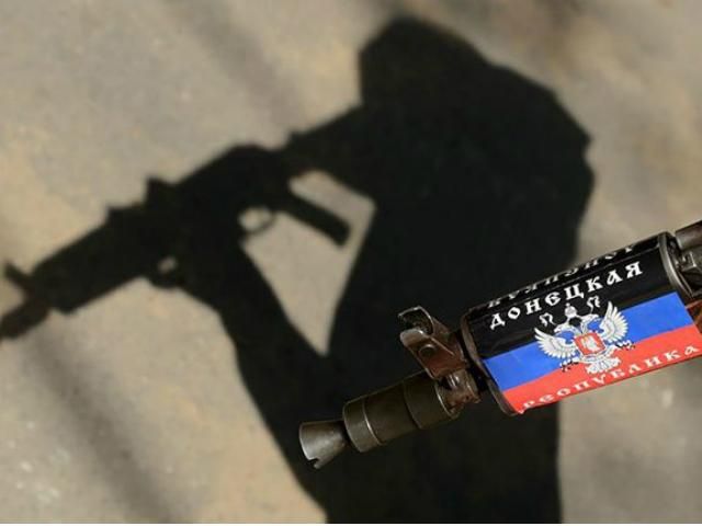 У Харцизьку терористи захопили будівлю прокуратури У Харцизьку терористи захопили будівлю прокуратури