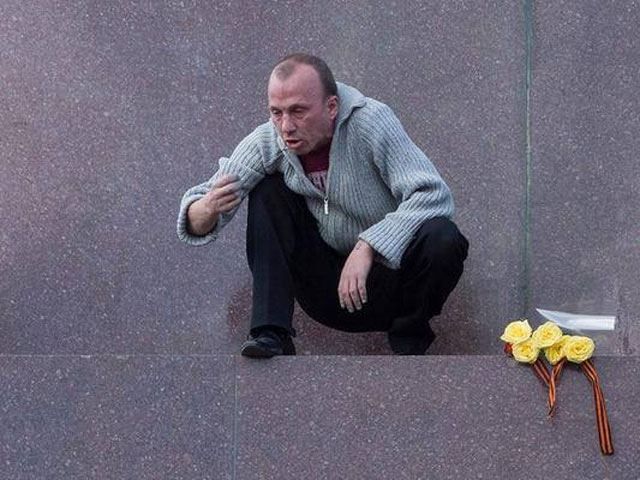 Люди з георгіївськими стрічками в Харкові “оплакують” пам’ятник Леніну (Фото)