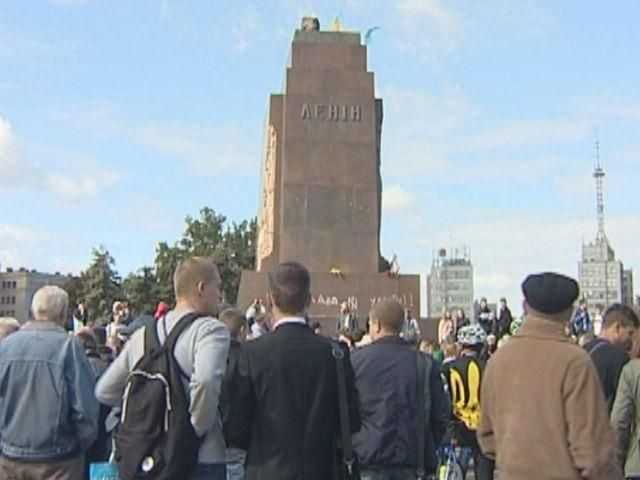 Харків'яни висловлюють різні думки щодо зваленого Леніна Харків'яни висловлюють різні думки щодо зваленого Леніна