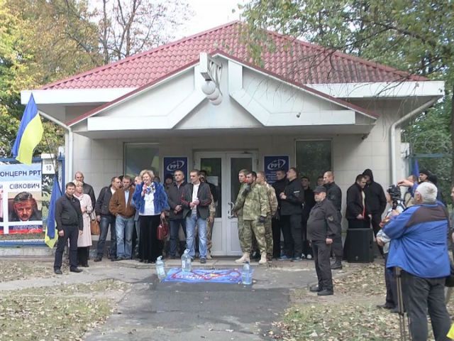 Близько 300 людей блокували будівлю телецентру у Києві Близько 300 людей блокували будівлю телецентру у Києві