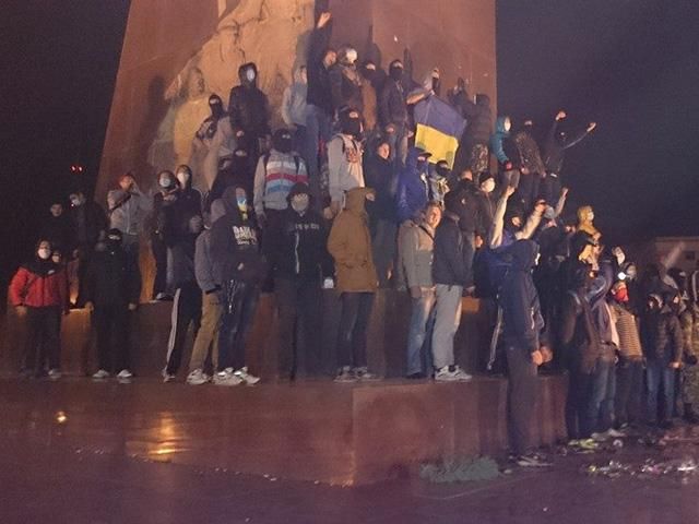 Харківські "ультрас" розігнали прихильників Леніна: є поранені (Фото) Харківські "ультрас" розігнали прихильників Леніна: є поранені (Фото)