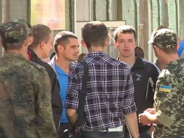 Активисты пикетировали военную прокуратуру в Запорожье Активисты пикетировали военную прокуратуру в Запорожье