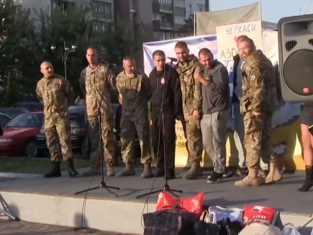 В Черкассах провели на Восток добровольцев "Азова" (Видео)