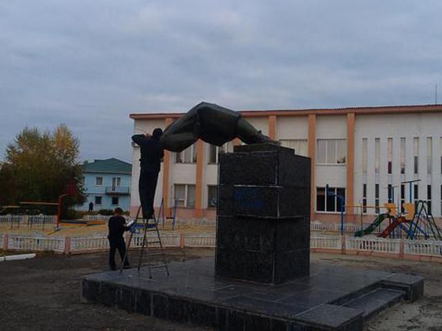 В Луганской области стало меньше памятников Ленину (Фото)