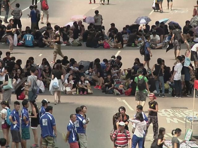 Протести в Гонконгу: затримано майже 100 осіб, активісти вимагають демократичних виборів Протести в Гонконгу: затримано майже 100 осіб, активісти вимагають демократичних виборів