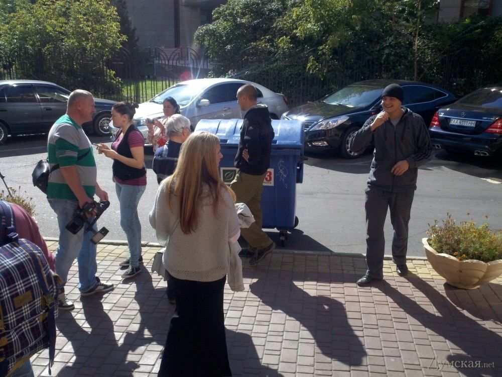 Активисты "Правого сектора" бросили в мусорный бак своего руководителя Активисты "Правого сектора" бросили в мусорный бак своего руководителя