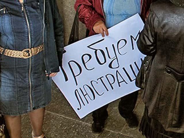 Активісти у Слов'янську шинами та баками забарикадували виконком (Фото. Відео)