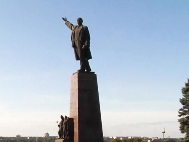Думки запоріжців стосовно повалення пам'ятника Леніну розділилися