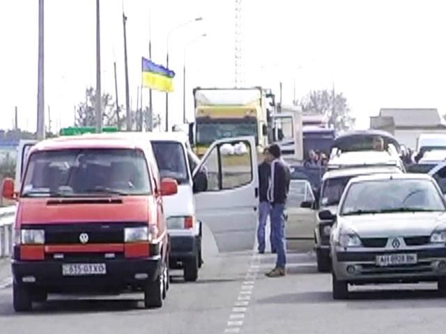 На условной границе Крыма и Херсонской области образовались километровые очереди На условной границе Крыма и Херсонской области образовались километровые очереди