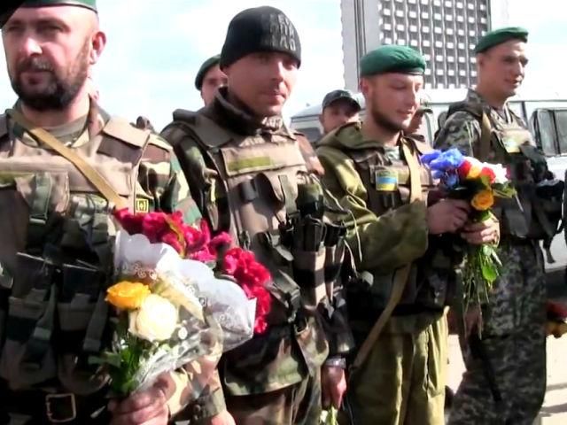 Сотни сумчан встречали земляков из зоны АТО (Видео) Сотни сумчан встречали земляков из зоны АТО (Видео)