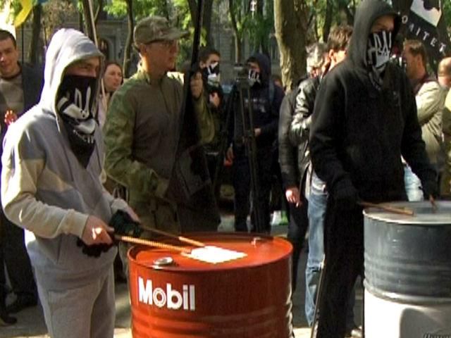 Проти активістів відкрили провадження через відро сміття, висипане на голову прокурора Проти активістів відкрили провадження через відро сміття, висипане на голову прокурора