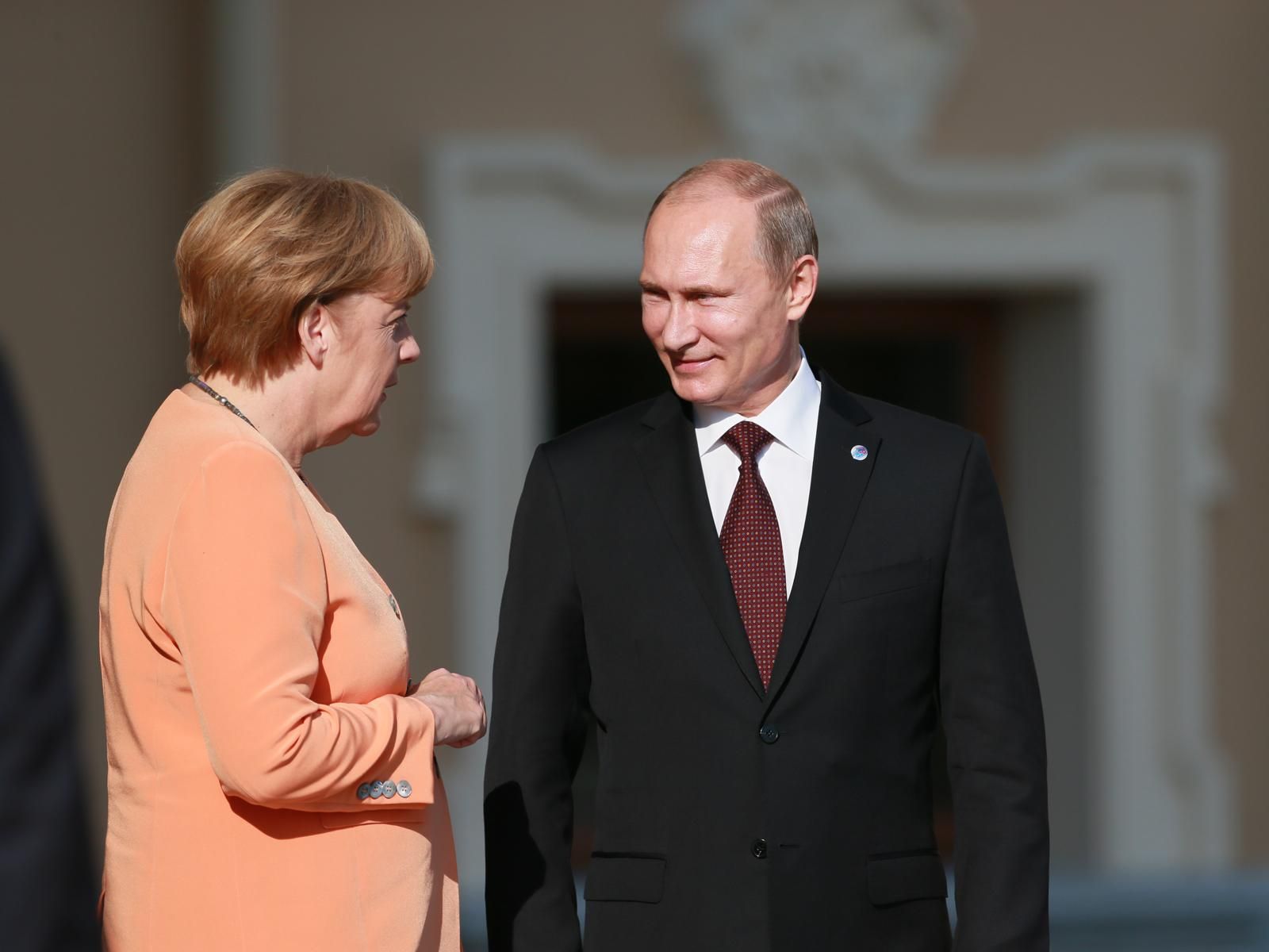 Меркель закликала Путіна вплинути на бойовиків на сході України