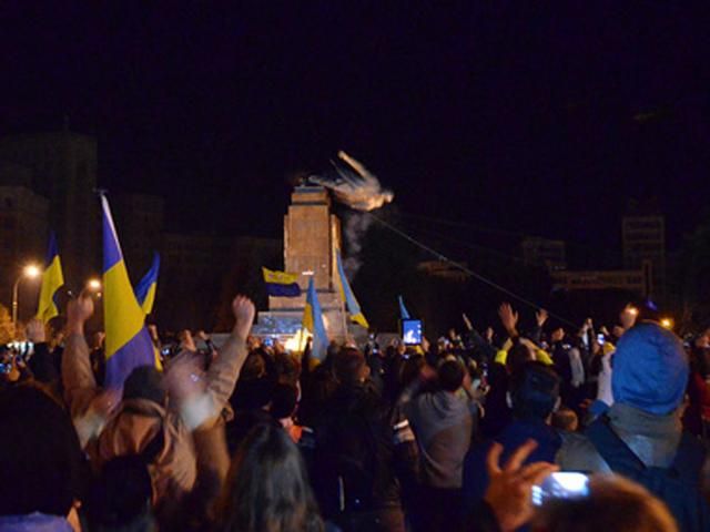 У Харкові вночі біля постаменту знесеного Леніна встановили будівельні риштування (Фото. Відео) У Харкові вночі біля постаменту знесеного Леніна встановили будівельні риштування (Фото. Відео)