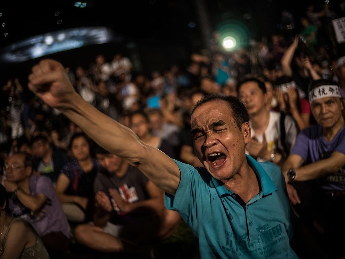 В Гонконге протестующие блокировали здание администрации В Гонконге протестующие блокировали здание администрации