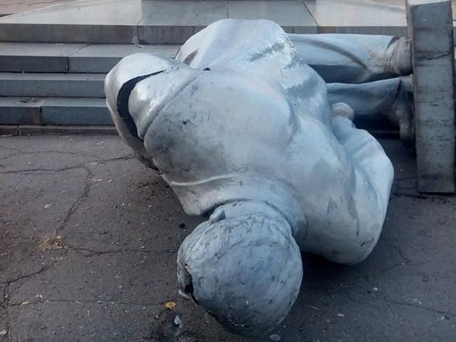 Ленінопад продовжується: Ілліча повалили в Кривому Розі (Фото) Ленінопад продовжується: Ілліча повалили в Кривому Розі (Фото)