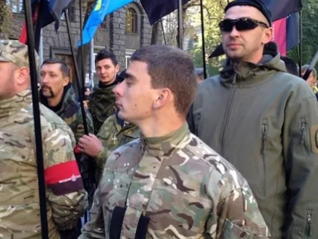 "Правый сектор" двинулся колонной к ЦИК митинговать (Фото) "Правый сектор" двинулся колонной к ЦИК митинговать (Фото)