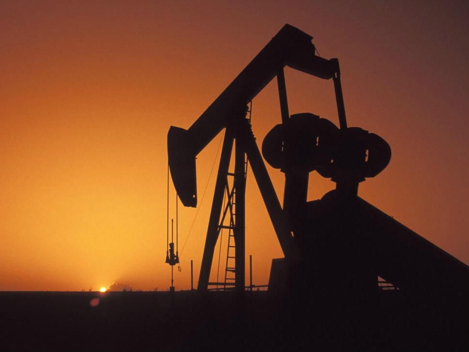 Впервые за 17 месяцев цены на нефть опустились ниже 90 долларов