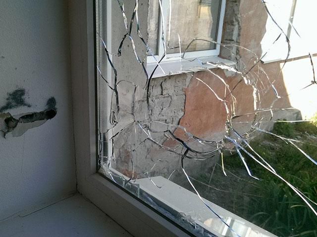 У Щасті під обстріл потрапила школа (Фото) У Щасті під обстріл потрапила школа (Фото)