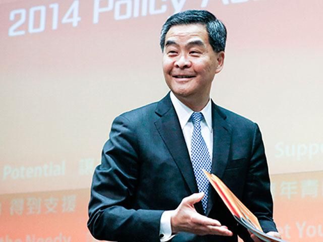 Глава Гонконга отказался уходить в отставку, но согласился на переговоры Глава Гонконга отказался уходить в отставку, но согласился на переговоры