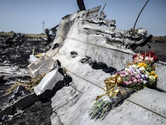 Рештки ще п'яти жертв авіакастрофи Boeing 777 доставили в Малайзію Рештки ще п'яти жертв авіакастрофи Boeing 777 доставили в Малайзію