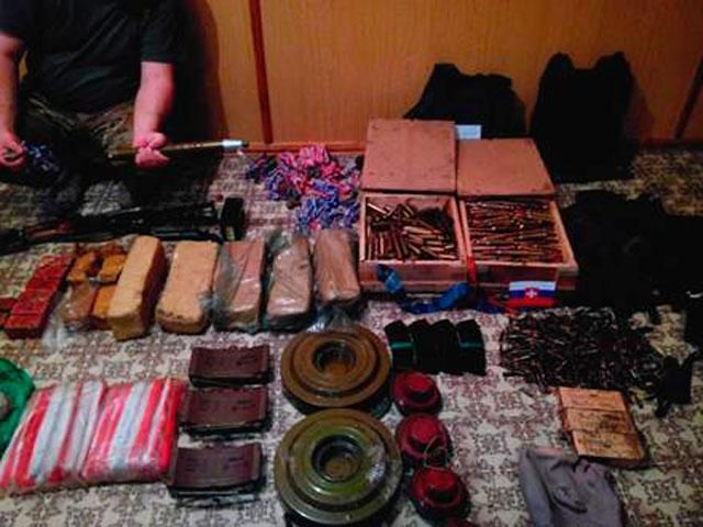 Возле освобожденного Лисичанска СБУ нашла целый арсенал оружия для "Беса" (Фото) Возле освобожденного Лисичанска СБУ нашла целый арсенал оружия для "Беса" (Фото)