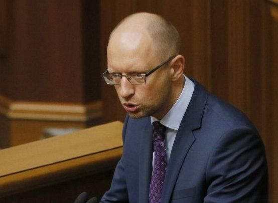 Яценюк попросив священнослужителів допомогти підтримати біженців із Донбасу