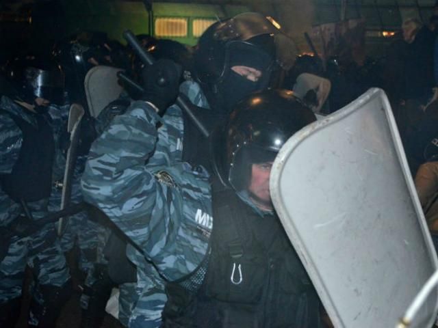 Підозрюваного у розстрілі Небесної сотні примусово доставлять в суд Підозрюваного у розстрілі Небесної сотні примусово доставлять в суд