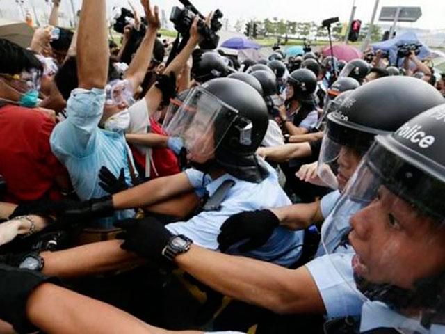У Гонконзі “тітушки” напали на демонстрантів