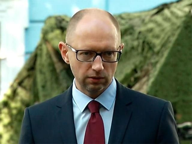Правительство готово выделить миллиард гривен на военную технику, — Яценюк