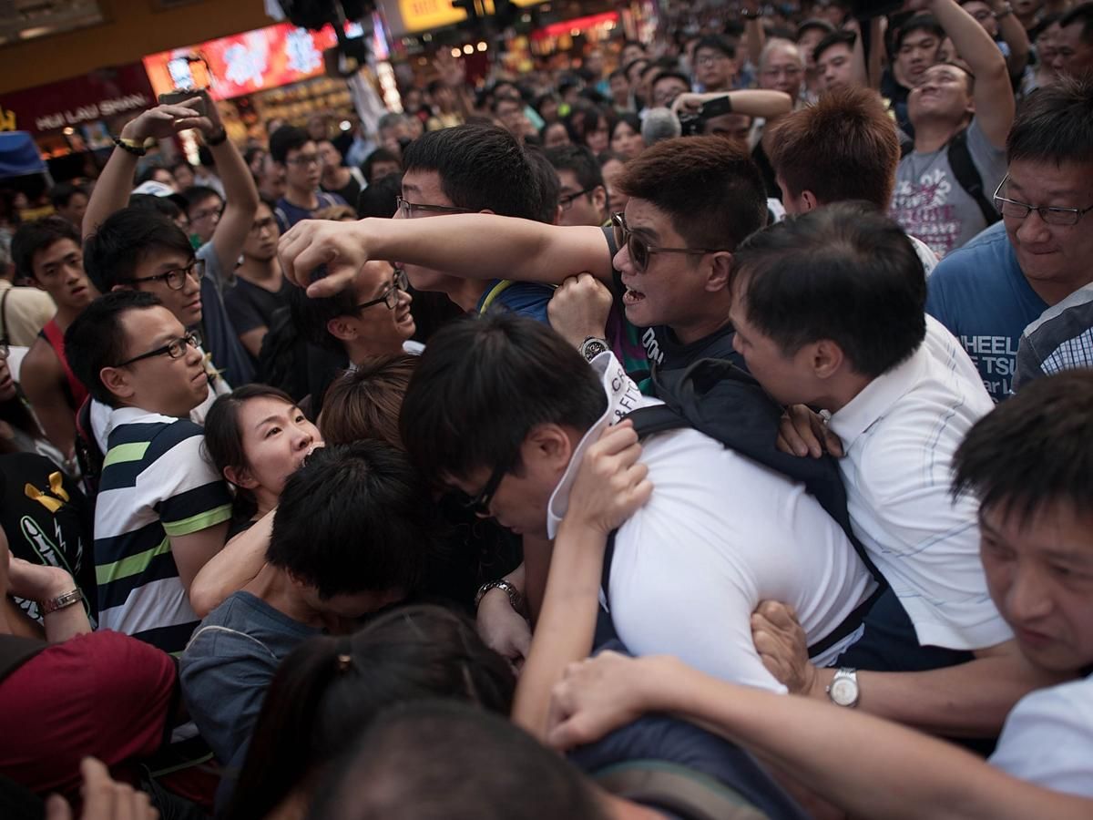Демонстранти в Гонконгу погрожують зірвати переговори після серії нападів