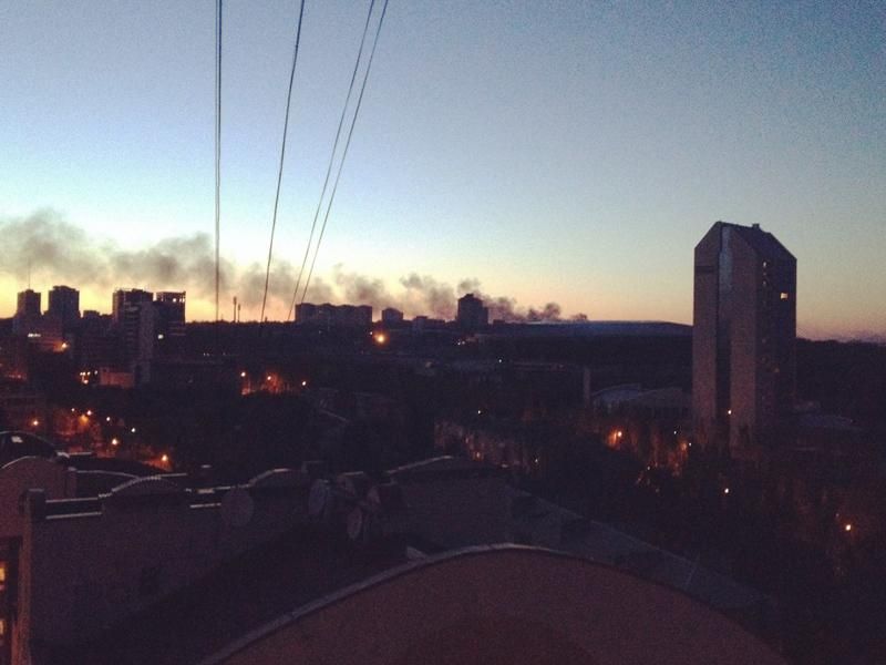 У Донецьку йдуть бої: горять житлові будинки