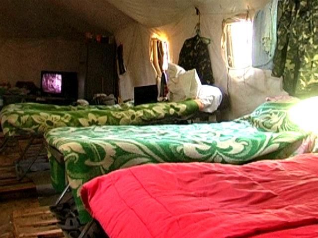 Волонтеры помогли военным оборудовать теплую казарму Волонтеры помогли военным оборудовать теплую казарму