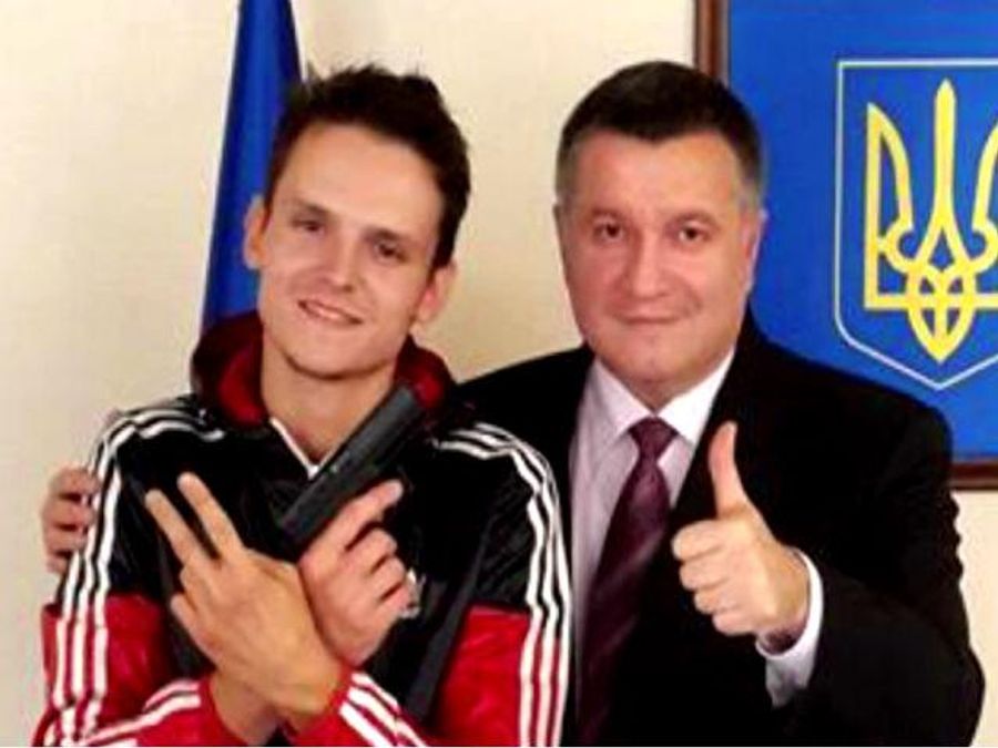 Самые актуальные фото 3 октября: Порошенко во Львове, Мустанг получил от Авакова именное оружие