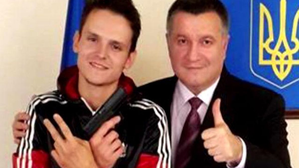 Самые актуальные фото 3 октября: Порошенко во Львове, Мустанг получил от Авакова именное оружие Самые актуальные фото 3 октября: Порошенко во Львове, Мустанг получил от Авакова именное оружие