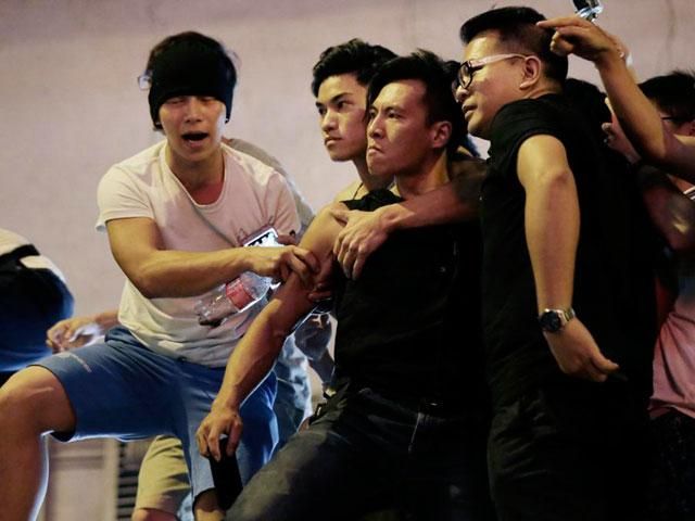 Гонконг: 19 “тітушок” арештовано, протест продовжується (Фото) Гонконг: 19 “тітушок” арештовано, протест продовжується (Фото)