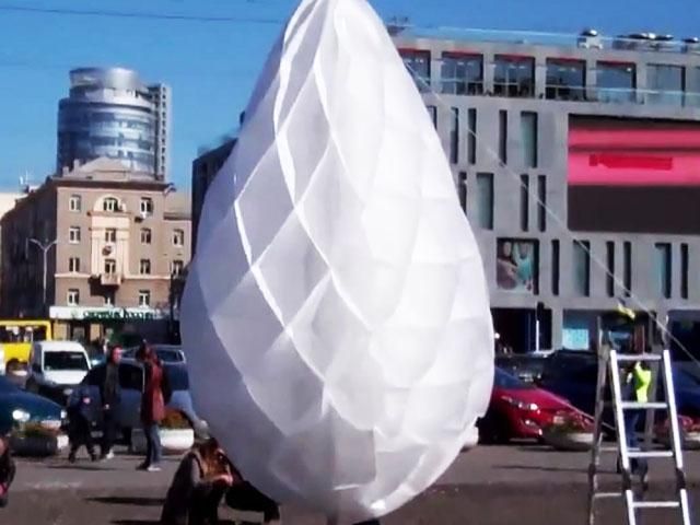 На месте памятника Ленину установили 3-метровое яйцо (Видео)