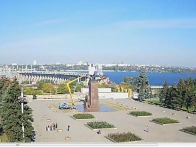 Запорізького Леніна одягнули у вишиванку (Фото) Запорізького Леніна одягнули у вишиванку (Фото)