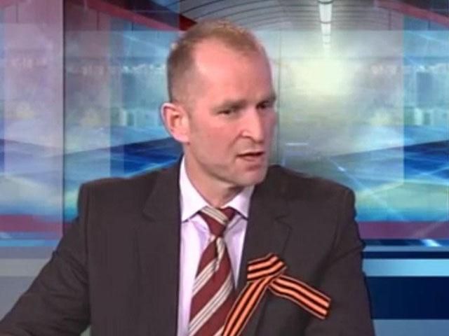 Экс-регионал подкупает избирателей чайными сервизами и баками для воды (Фото) Экс-регионал подкупает избирателей чайными сервизами и баками для воды (Фото)