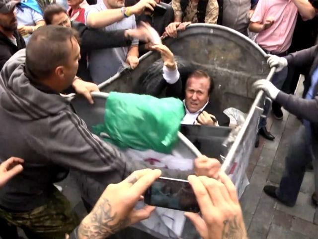 “Народні санітари” вже провели “смітникову люстрацію” для десятків чиновників “Народні санітари” вже провели “смітникову люстрацію” для десятків чиновників