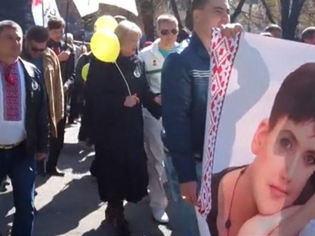 Днепропетровцы вышли на марш поддержки Савченко