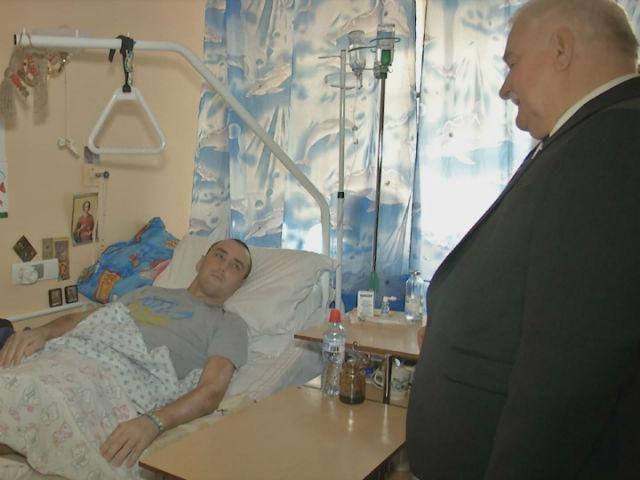 Лех Валенса посетил раненых бойцов АТО Лех Валенса посетил раненых бойцов АТО