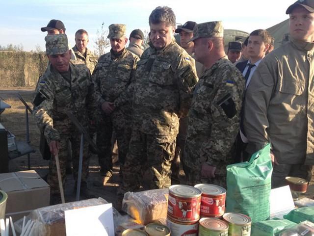 Порошенко запросив усіх бажаючих в армію, у соцмережах просить війни не вести Порошенко запросив усіх бажаючих в армію, у соцмережах просить війни не вести